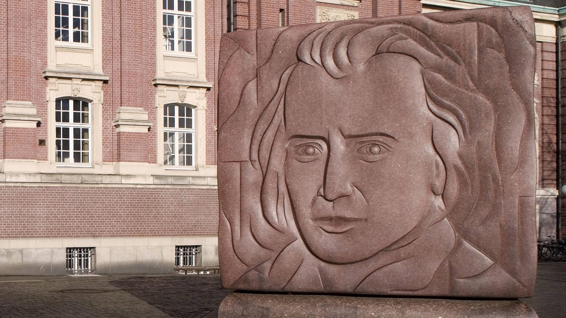 Vor der Laeiszhalle in Hamburger Musikhalle steht auf dem Johannes Brahms Platz ein Kubus, auf dem auch das junge Konterfei von Brahms in Stein gemeißelt ist. Vor der Laeiszhalle in Hamburger Musikhalle steht auf dem Johannes Brahms Platz ein Kubus, auf dem auch das junge Konterfei von Brahms in Stein gemeißelt ist.