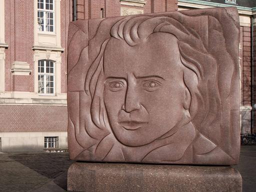 Vor der Laeiszhalle in Hamburger Musikhalle steht auf dem Johannes Brahms Platz ein Kubus, auf dem auch das junge Konterfei von Brahms in Stein gemeißelt ist.
