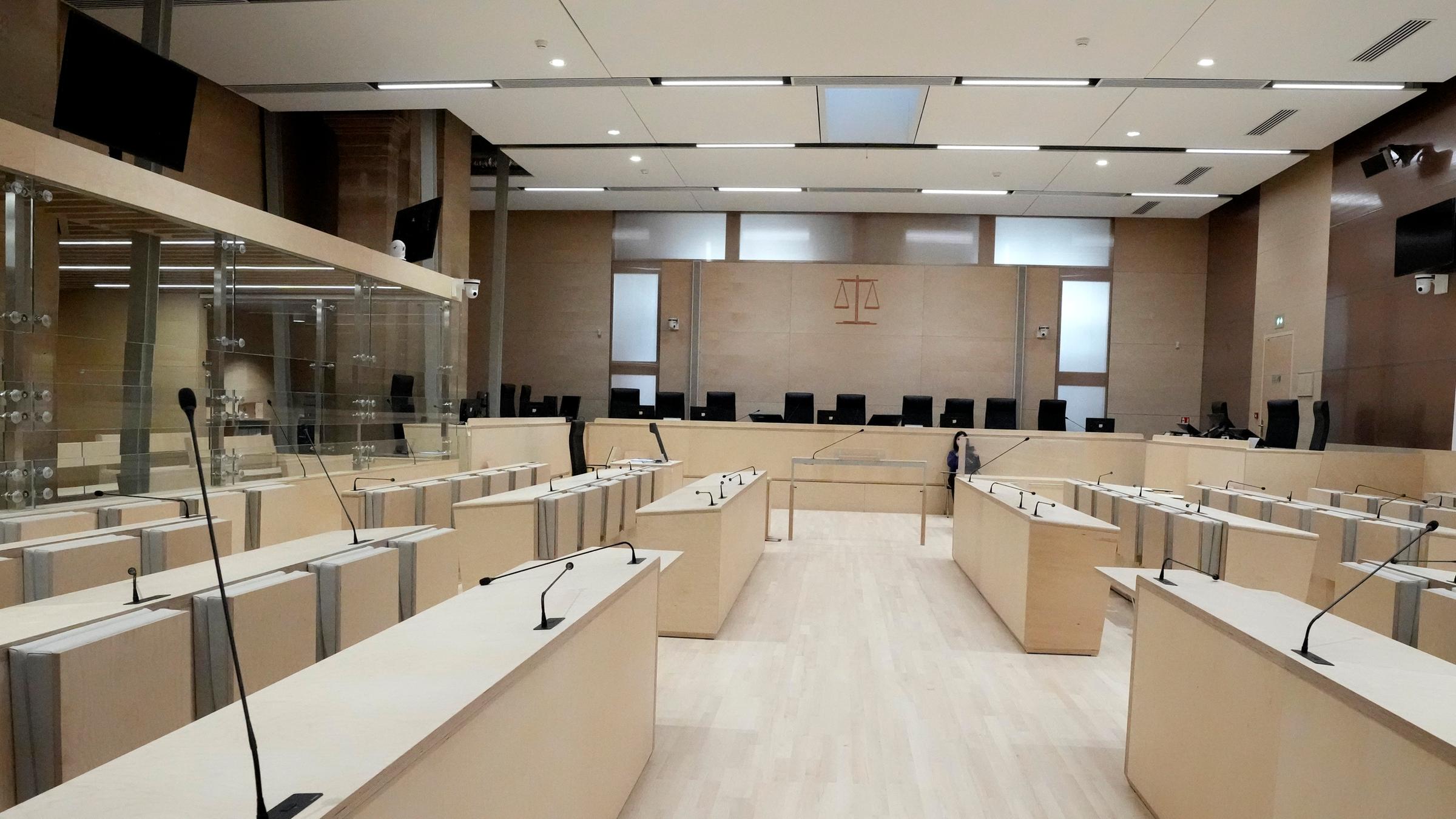 Ein schlichter Prozesssaal: Der für den Prozess um die Anschläge von Paris 2015 errichtete Saal Ein schlichter Prozesssaal: Der für den Prozess um die Anschläge von Paris 2015 errichtete Saal