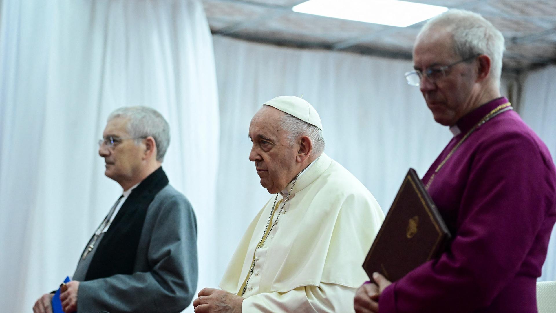 Papst Franziskus begleitet vom Moderator der presbyterianischen Kirche Schottlands, Greenshields (l), sowie dem Primas der anglikanischen Kirche, Welby. Papst Franziskus begleitet vom Moderator der presbyterianischen Kirche Schottlands, Greenshields (l), sowie dem Primas der anglikanischen Kirche, Welby.