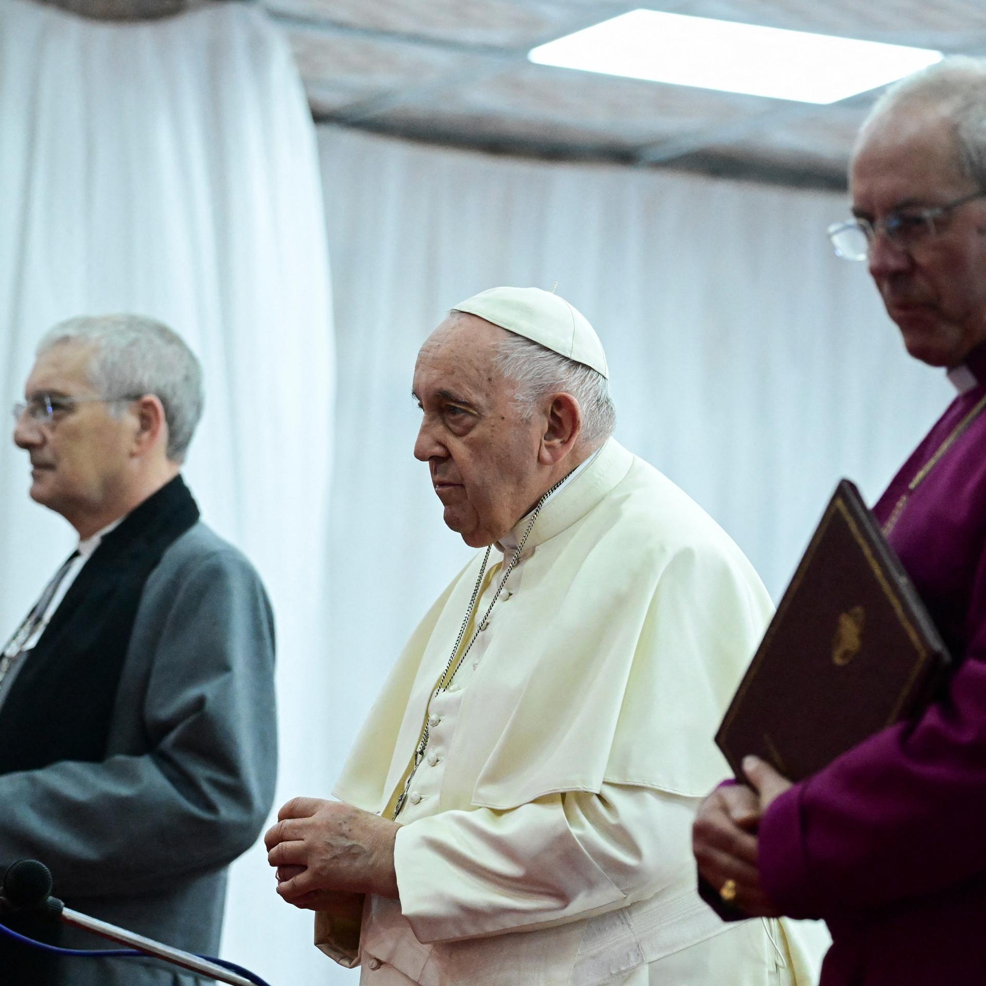 Papst Franziskus begleitet vom Moderator der presbyterianischen Kirche Schottlands, Greenshields (l), sowie dem Primas der anglikanischen Kirche, Welby.