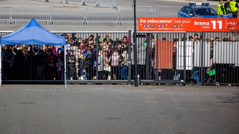 Ukrainische Flüchtlinge werden in Polen registriert - im Nationalstadion in Warschau hat der Staat ein PESEL-Registrierungszentrum errichtet