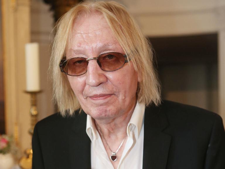 Swillms blickt durch eine Sonnenbrille in die Kamera