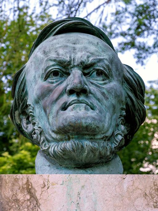 Auf dem Bild ist eine grüne Büste Richard Wagners zu sehen. 