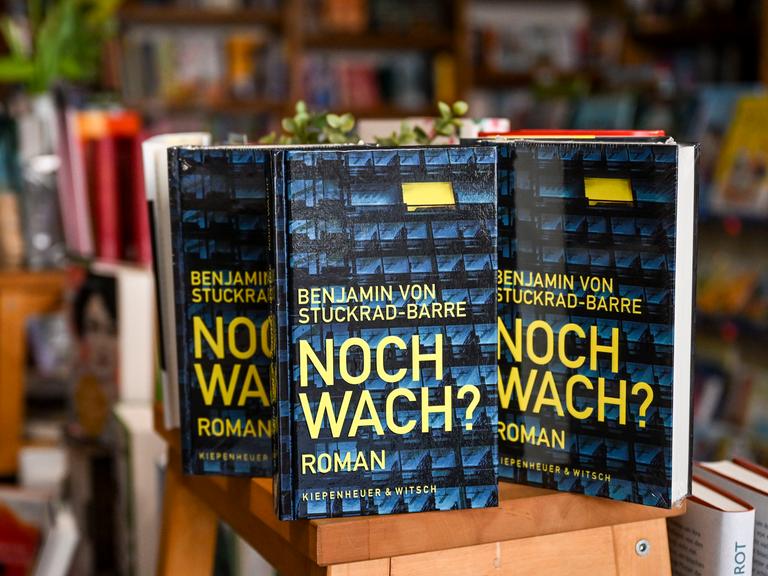 Berlin: Mehrere Bücher des Romans "Noch wach?" von Benjamin von Stuckrad-Barre stehen in der Buchhandlung Petras. Der Roman ist am 19. April erschienen.