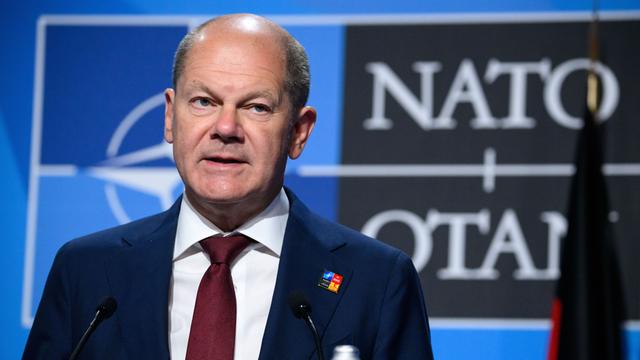 Bundeskanzler Olaf Scholz (SPD) äußert sich bei einer Pressekonferenz zum Abschluss des Nato-Gipfels in Madrid. Hinter ihm das NATO-Logo.
