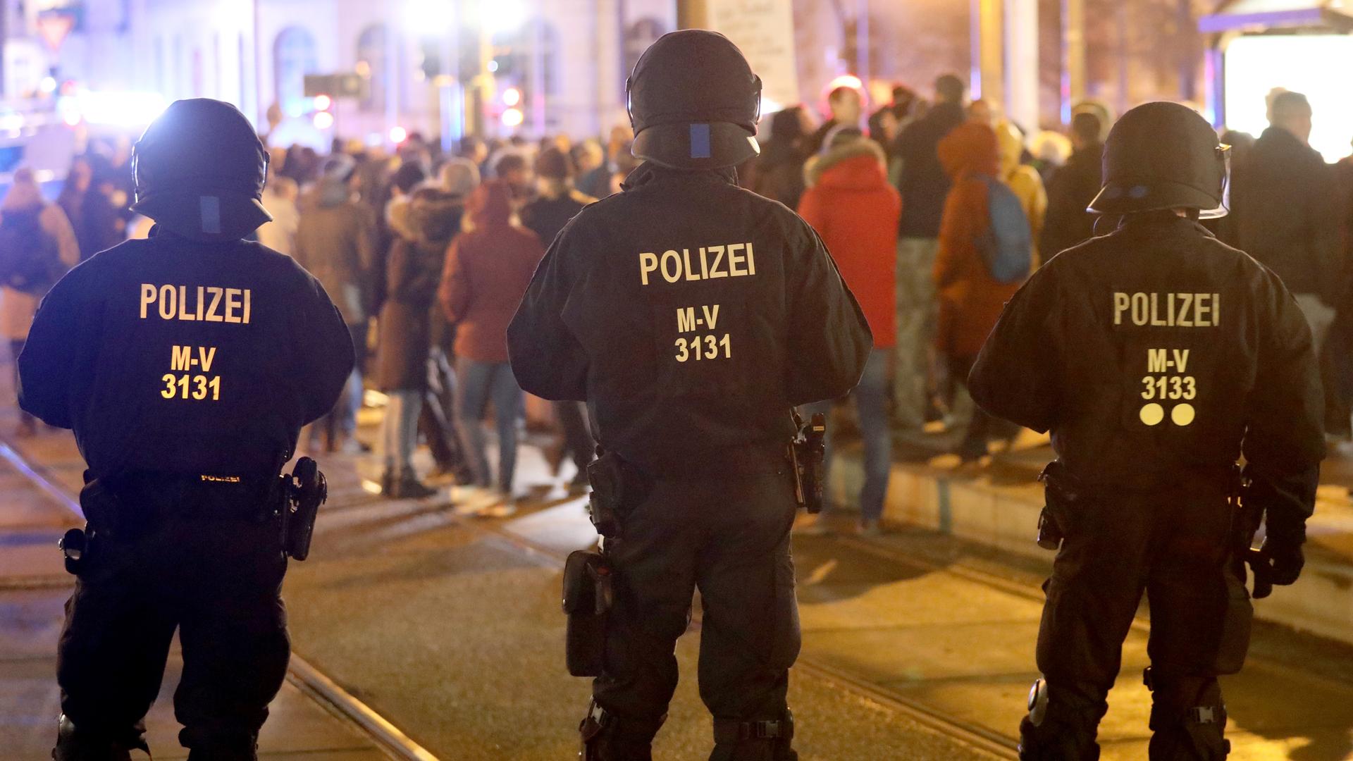 Polizeieinsatz bei einer Demonstration gegen Corona-Einschränkungen in Rostock. Polizeieinsatz bei einer Demonstration gegen Corona-Einschränkungen in Rostock.