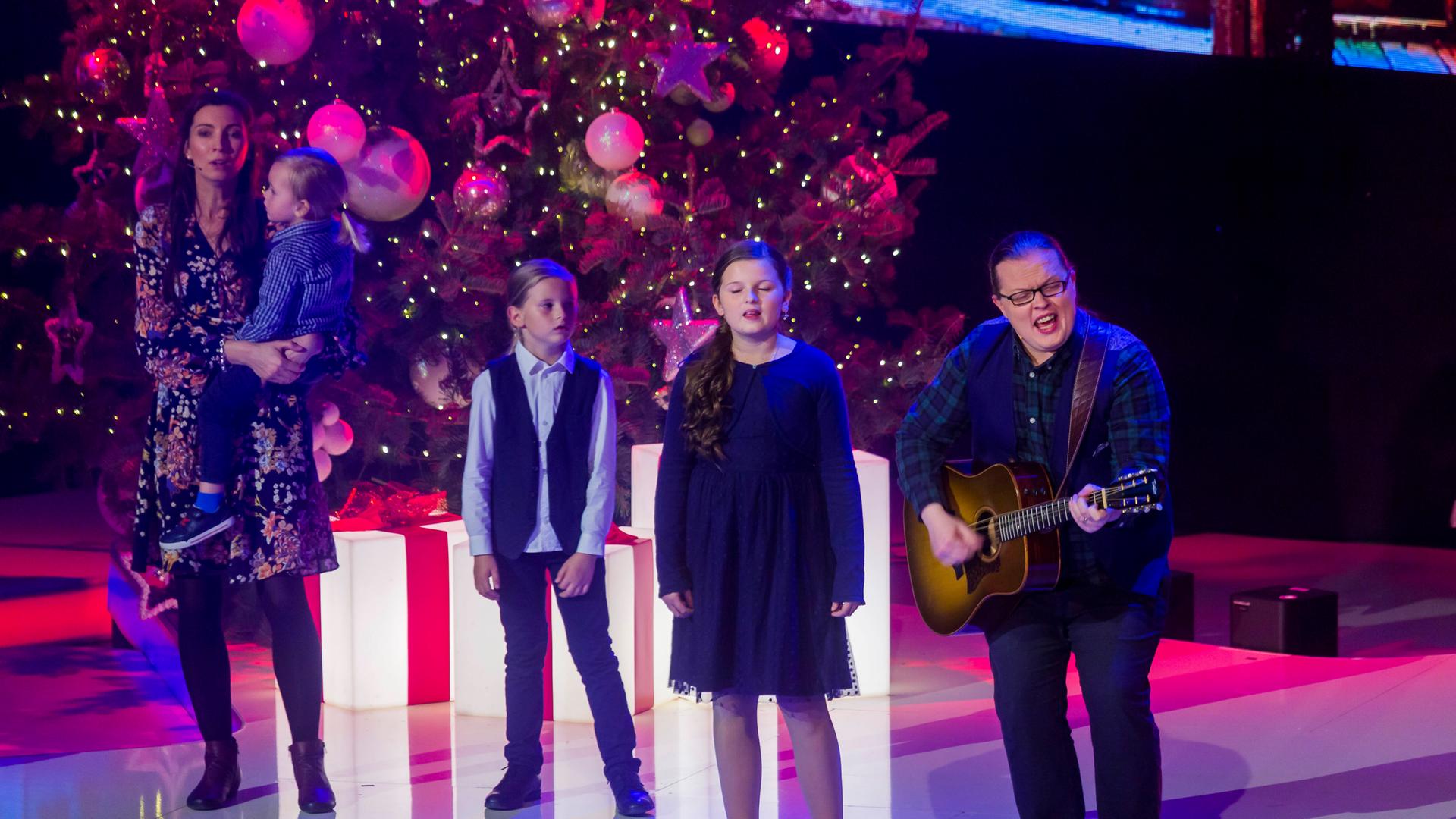 Angelo Kelly und Familie Weihnachten bei einer Generalprobe zu einer Show. Angelo Kelly und Familie Weihnachten bei einer Generalprobe zu einer Show.