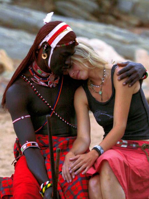 Szene aus dem Film 'Die Weisse Massai' von 2005.