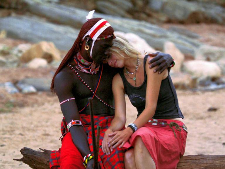 Szene aus dem Film 'Die Weisse Massai' von 2005.