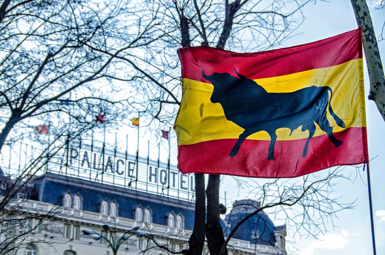 Spanish Flag, behind the facade of the palace hotel Madrid Spain Copyright: xJimmyxVillaltax JVI-0092 Spanish Flag, behind the facade of the palace hotel Madrid Spain Copyright: xJimmyxVillaltax JVI-0092