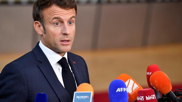 Frankreichs Präsident Emmanuel Macron spricht zum Auftakt des EU-Gipfels in Brüssel zu Medienvertretern.