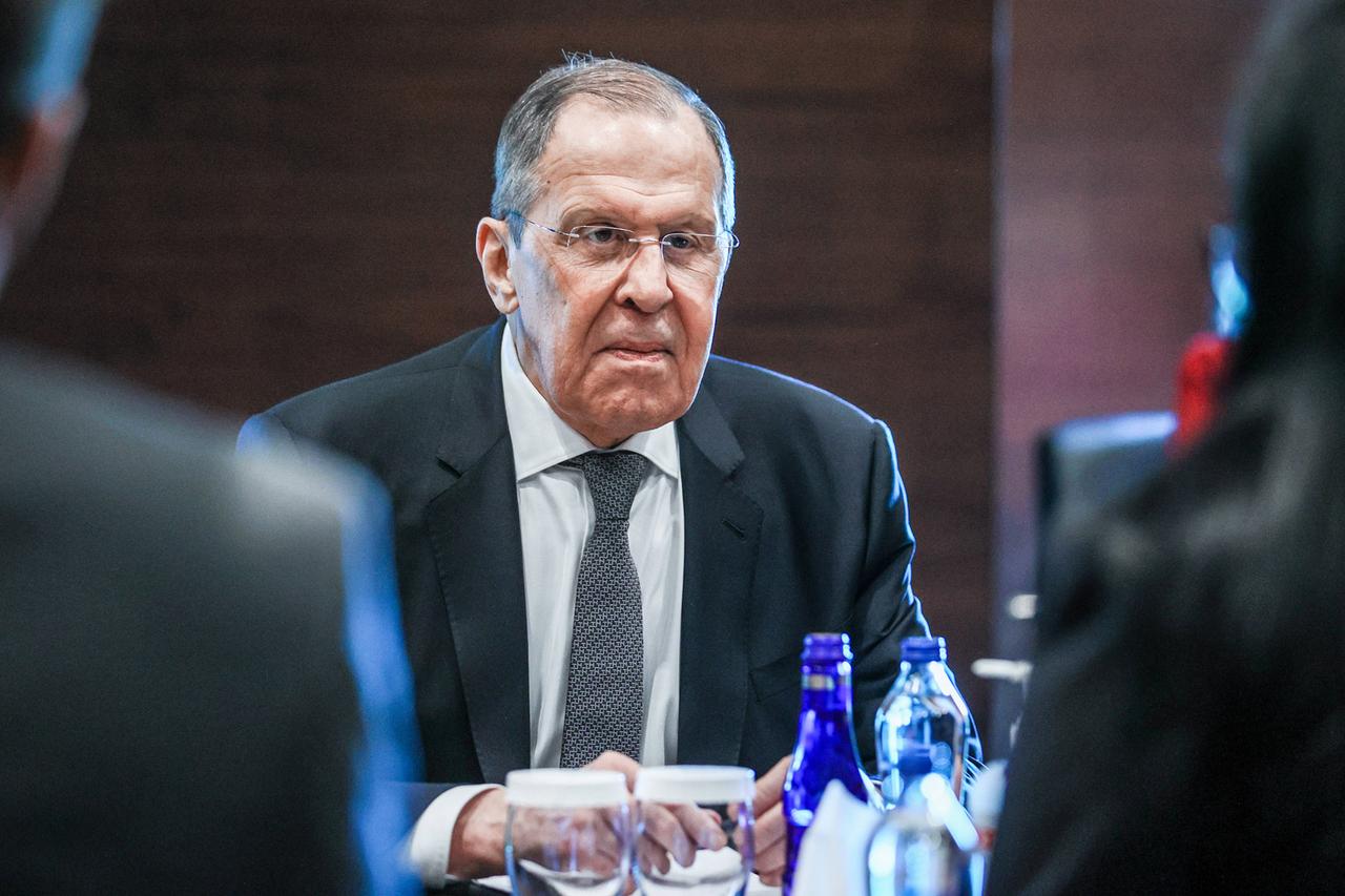 Russlands Außenminister Sergei Lawrow an einem Verhandlungstisch.