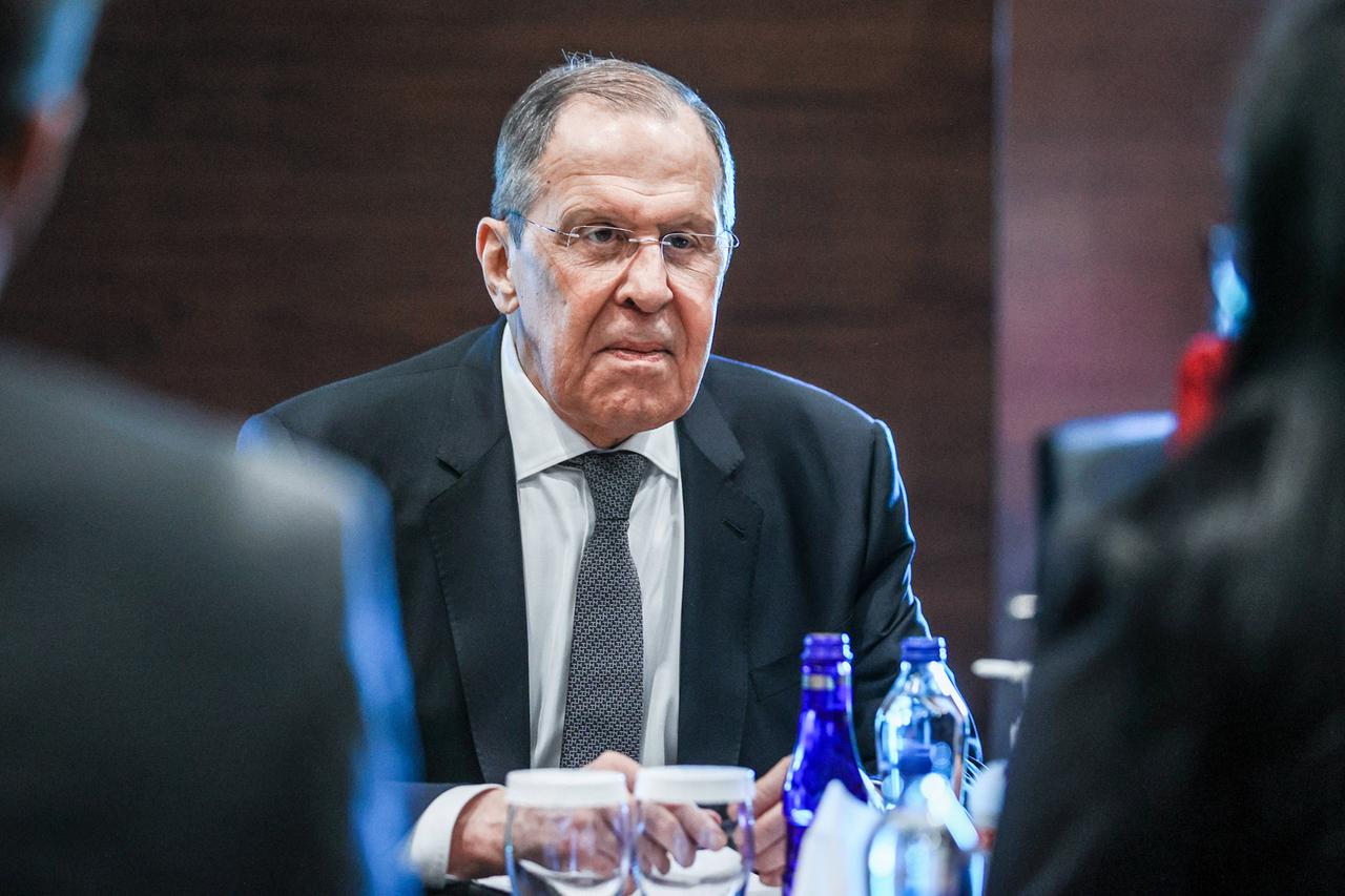 Russlands Außenminister Sergei Lawrow an einem Verhandlungstisch. Russlands Außenminister Sergei Lawrow an einem Verhandlungstisch.