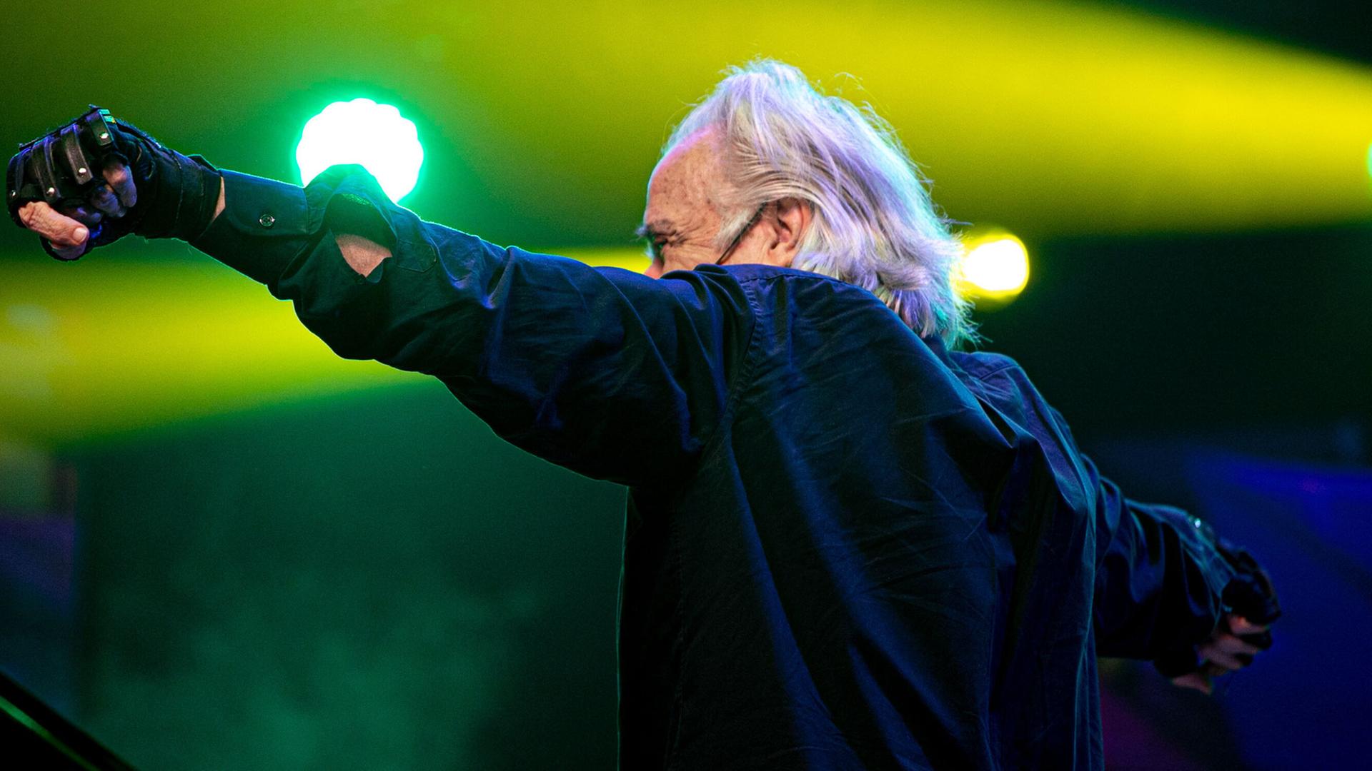 Konzert von Dirigent Joao Carlos Martins im Jahr 2021 in Sao Paulo, Brasilien. Zu sehen: Der Dirigent am Pult. Konzert von Dirigent Joao Carlos Martins im Jahr 2021 in Sao Paulo, Brasilien. Zu sehen: Der Dirigent am Pult.