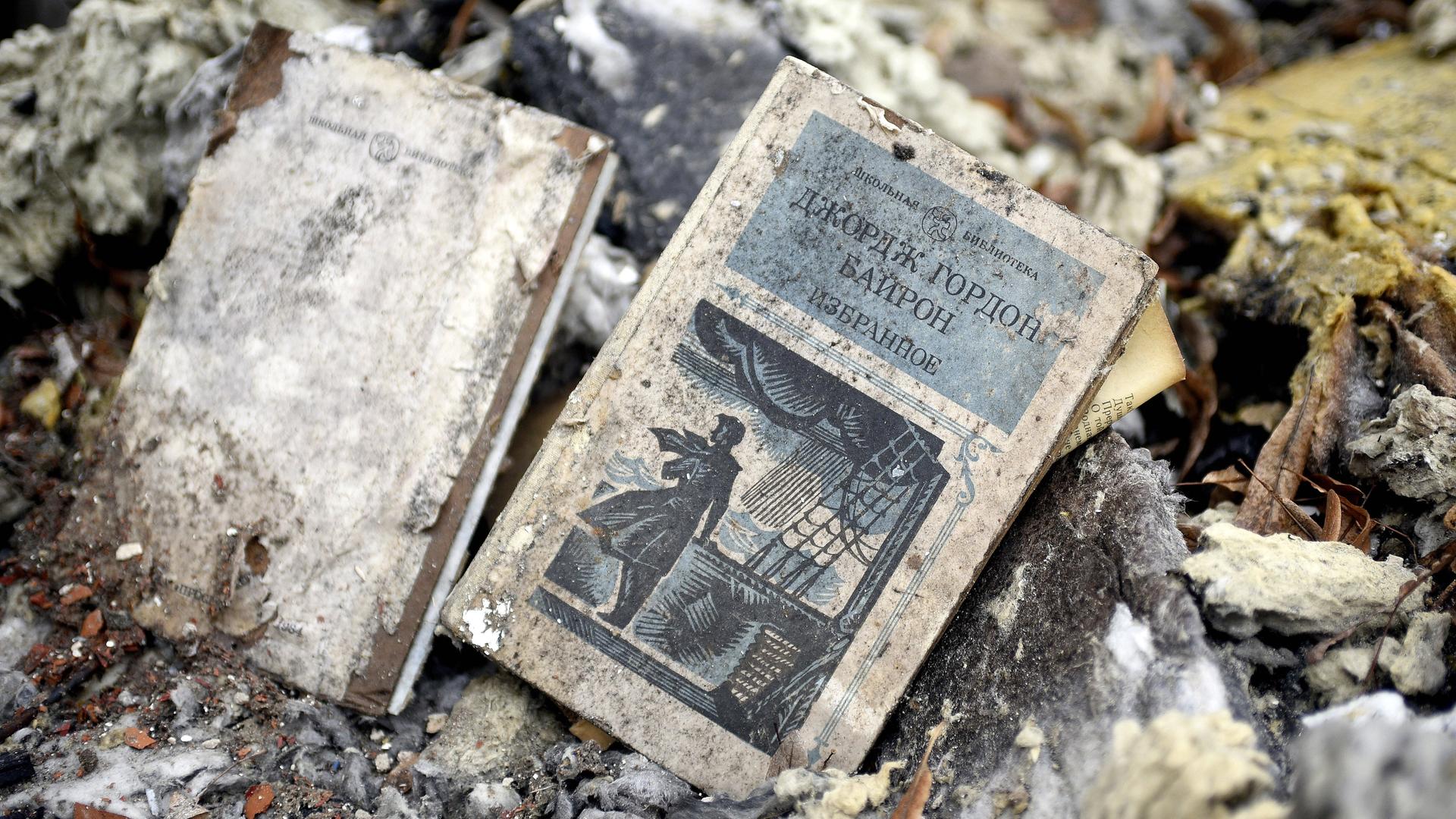 Ein zerschlissenes Buch in einem zertrümmerten Gebäude. Ein zerschlissenes Buch in einem zertrümmerten Gebäude.