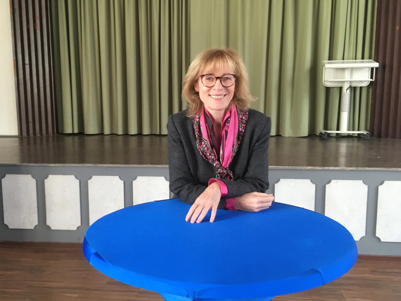 Karin Welge posiert hinter einem Stehtisch für ein Foto. Karin Welge posiert hinter einem Stehtisch für ein Foto.