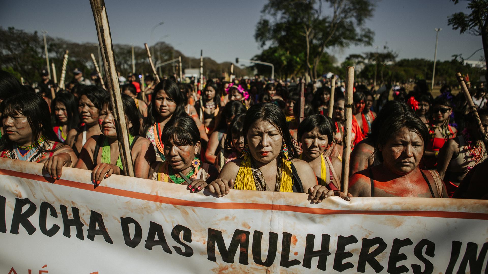 Indigene Frauen nehmen an einem Protest gegen die Umweltpolitik des rechten Präsidenten Bolsonaro und den Verlust ihrer traditionellen Siedlungsgebiete teil. Indigene Frauen nehmen an einem Protest gegen die Umweltpolitik des rechten Präsidenten Bolsonaro und den Verlust ihrer traditionellen Siedlungsgebiete teil.