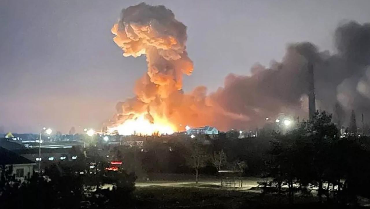 Das Bild zeigt eine große Explosion am 24.2.2022 nahe der ukrainischen Hauptstadt Kiew