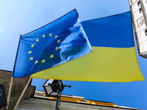 Die Flaggen der Europäischen Union und der Ukraine wehen im Wind.