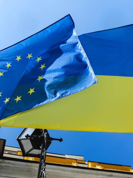 Die Flaggen der Europäischen Union und der Ukraine wehen im Wind.