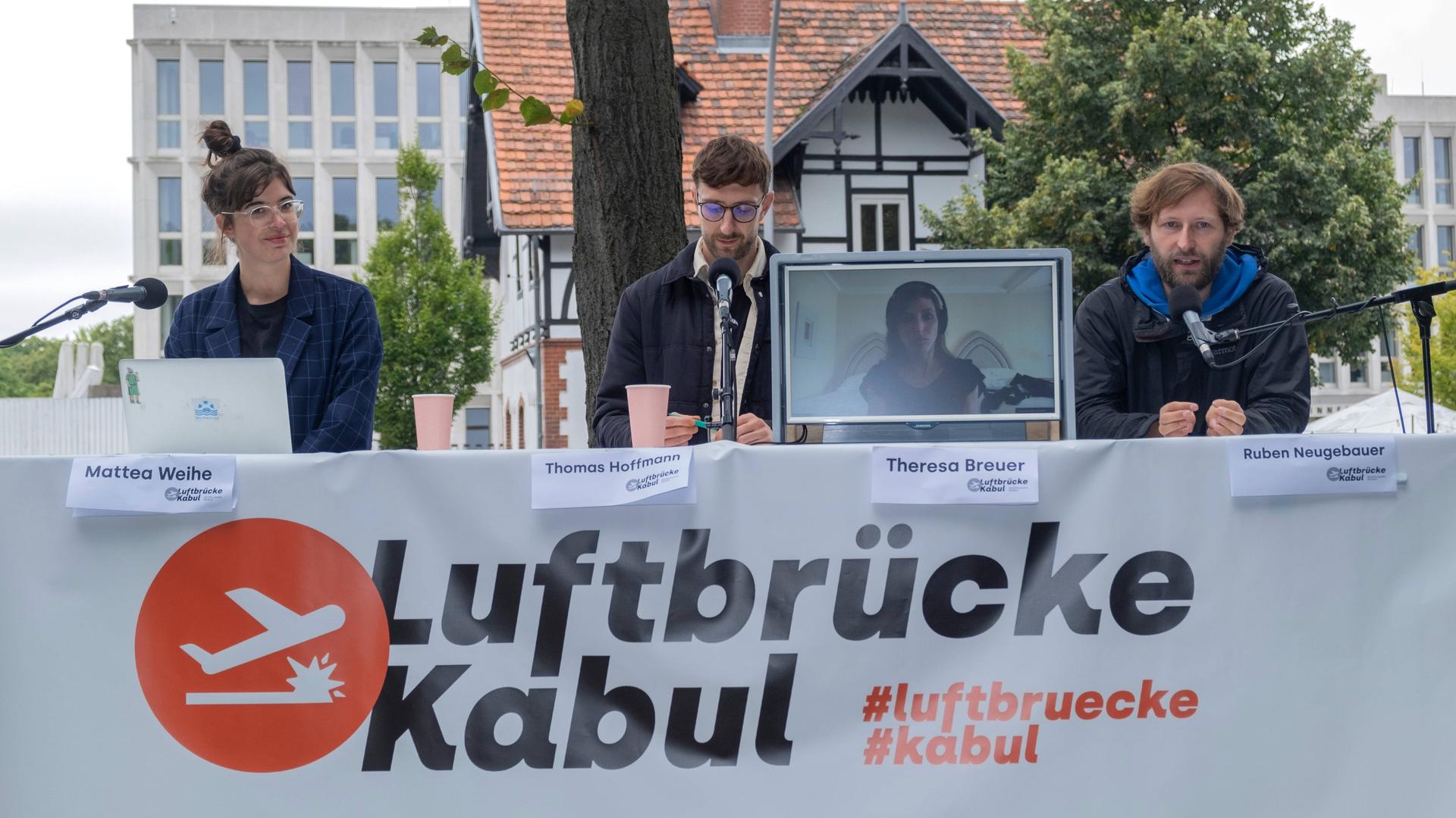 Die Organisatoren der Kabul Luftbrücke: Mattea Weihe, Thomas Hoffmann, Theresa Breuer (Bildschirm), Ruben Neugebauer in Berlin. Die Organisatoren der Kabul Luftbrücke: Mattea Weihe, Thomas Hoffmann, Theresa Breuer (Bildschirm), Ruben Neugebauer in Berlin.