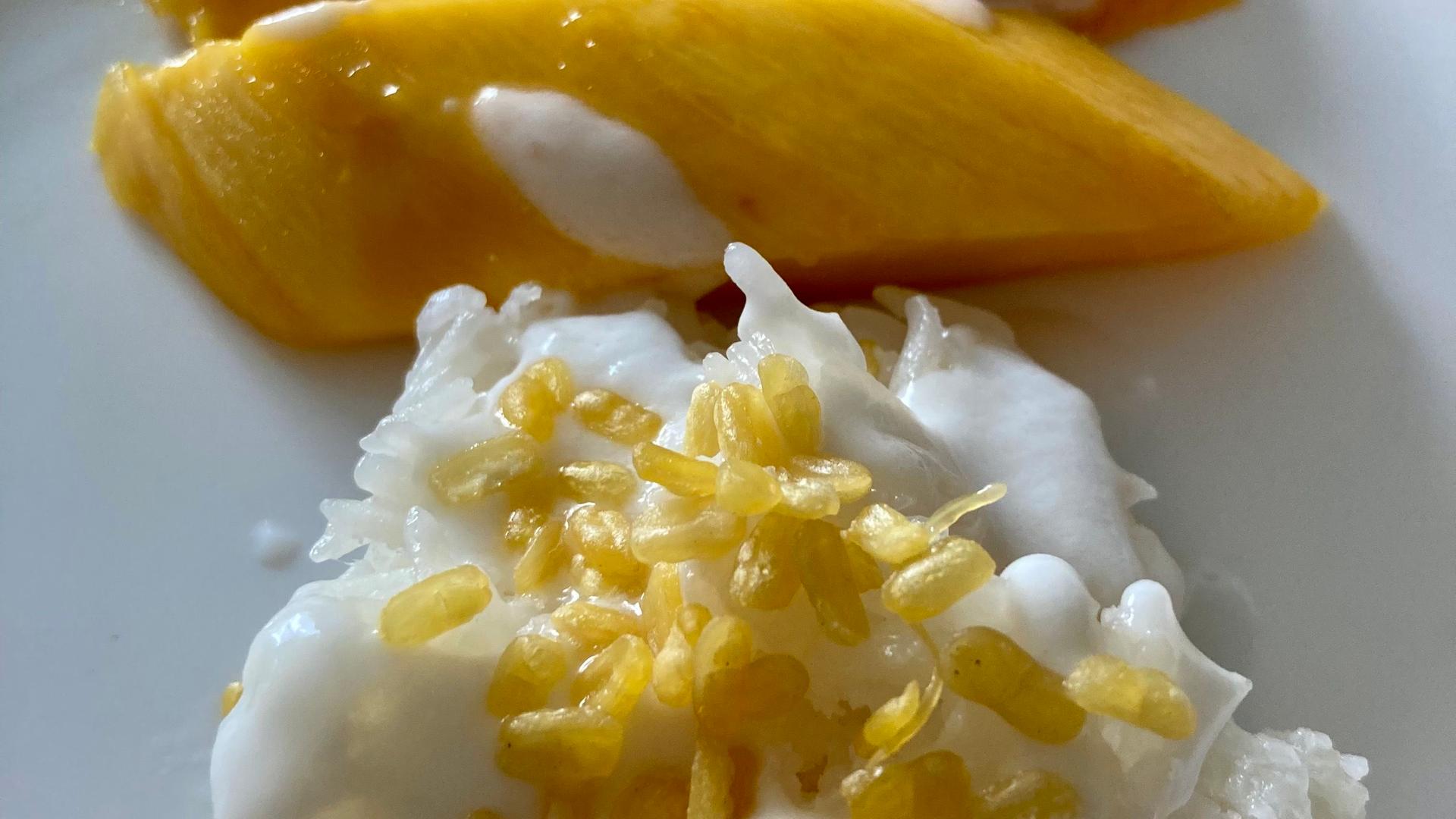 Kokosmilchreis mit Deko und frischen Mangos. Kokosmilchreis mit Deko und frischen Mangos.