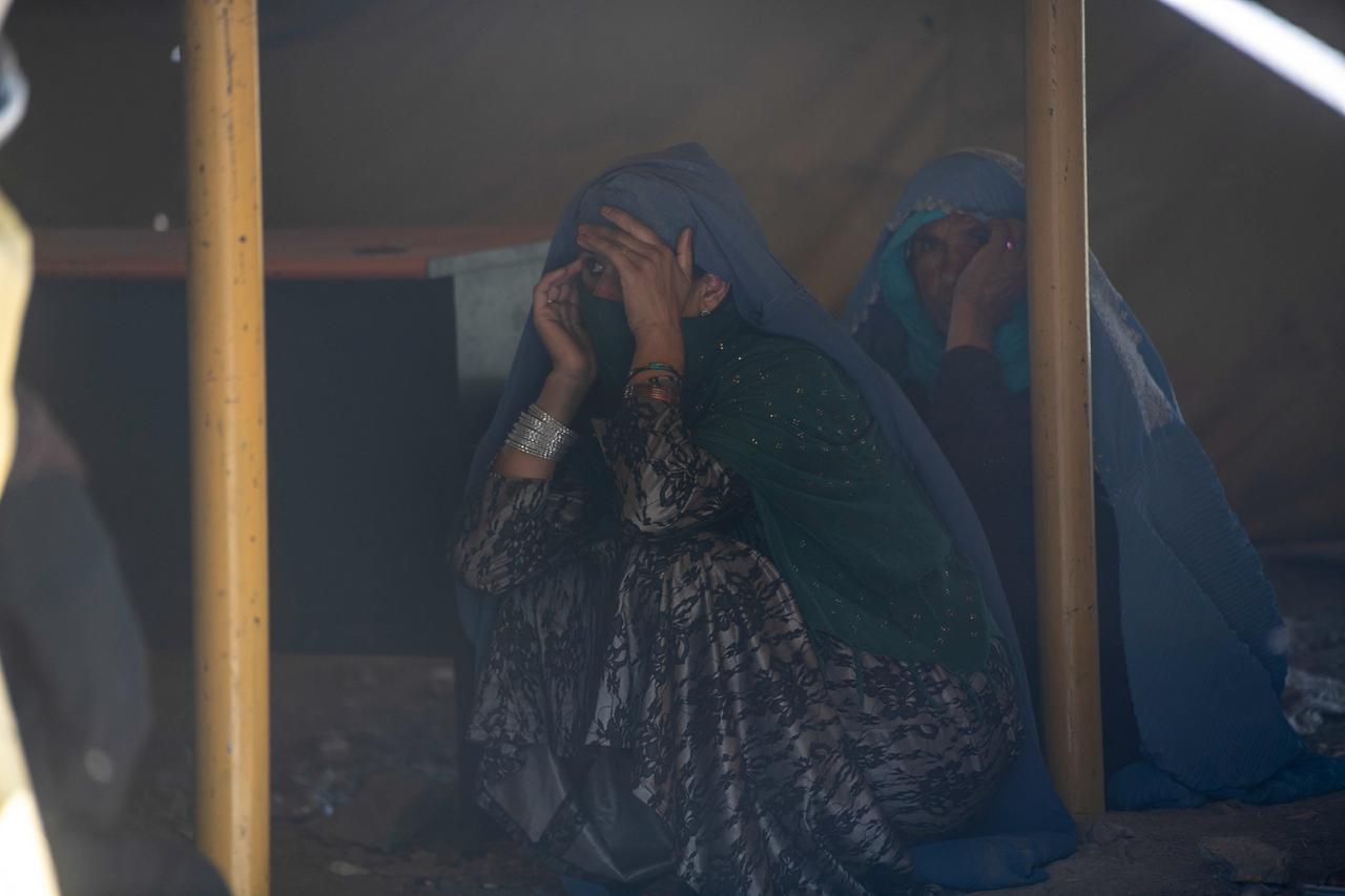 Zwei afghanische Frauen, die vor den Taliban geflohen sind, sitzen in einem Zelt