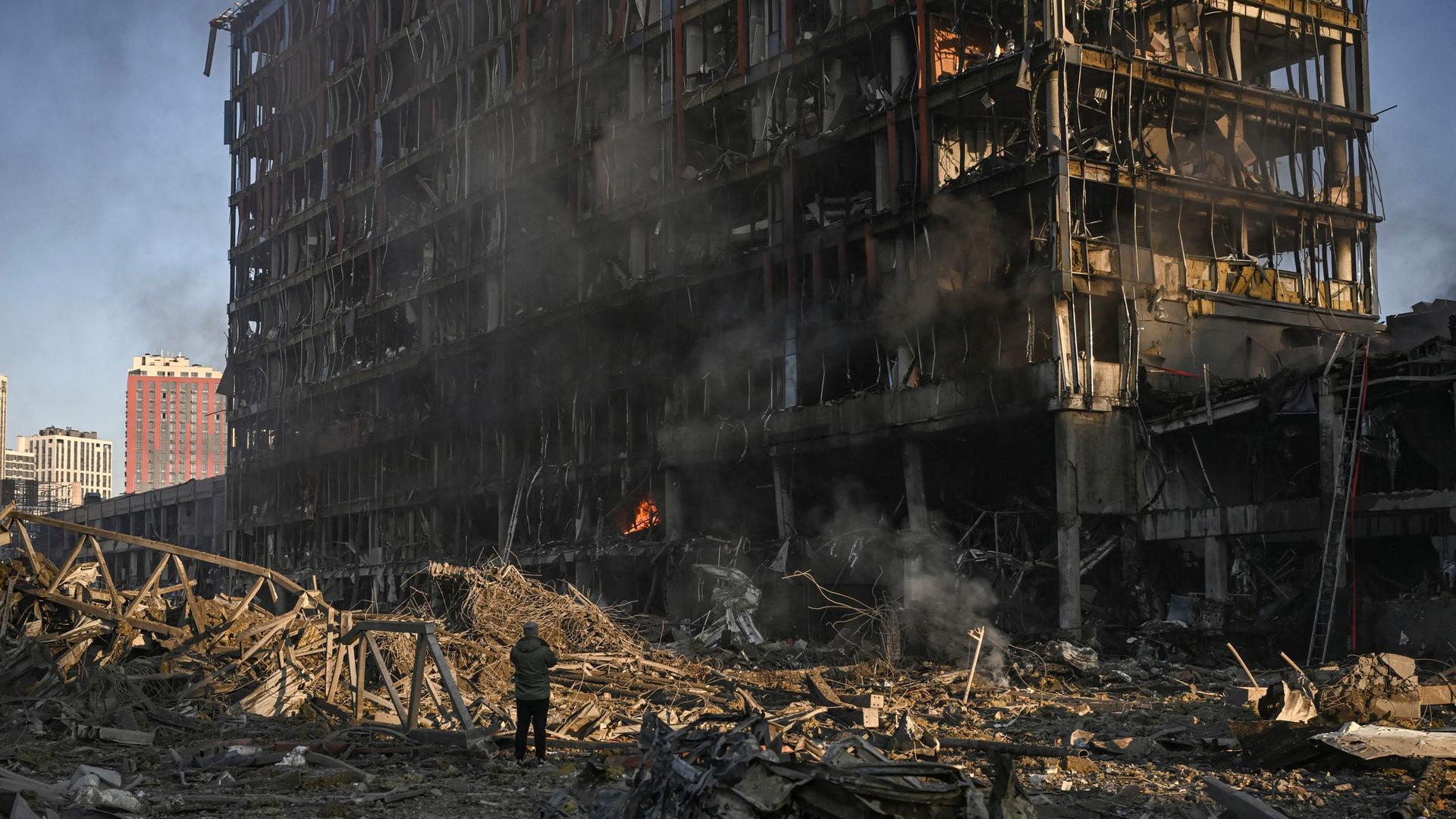 Die Haupt-Stadt von dem Land Ukraine heißt Kiew. Dort hat das russische Militär ein Einkaufs-Zentrum zerstört. Die Haupt-Stadt von dem Land Ukraine heißt Kiew. Dort hat das russische Militär ein Einkaufs-Zentrum zerstört.