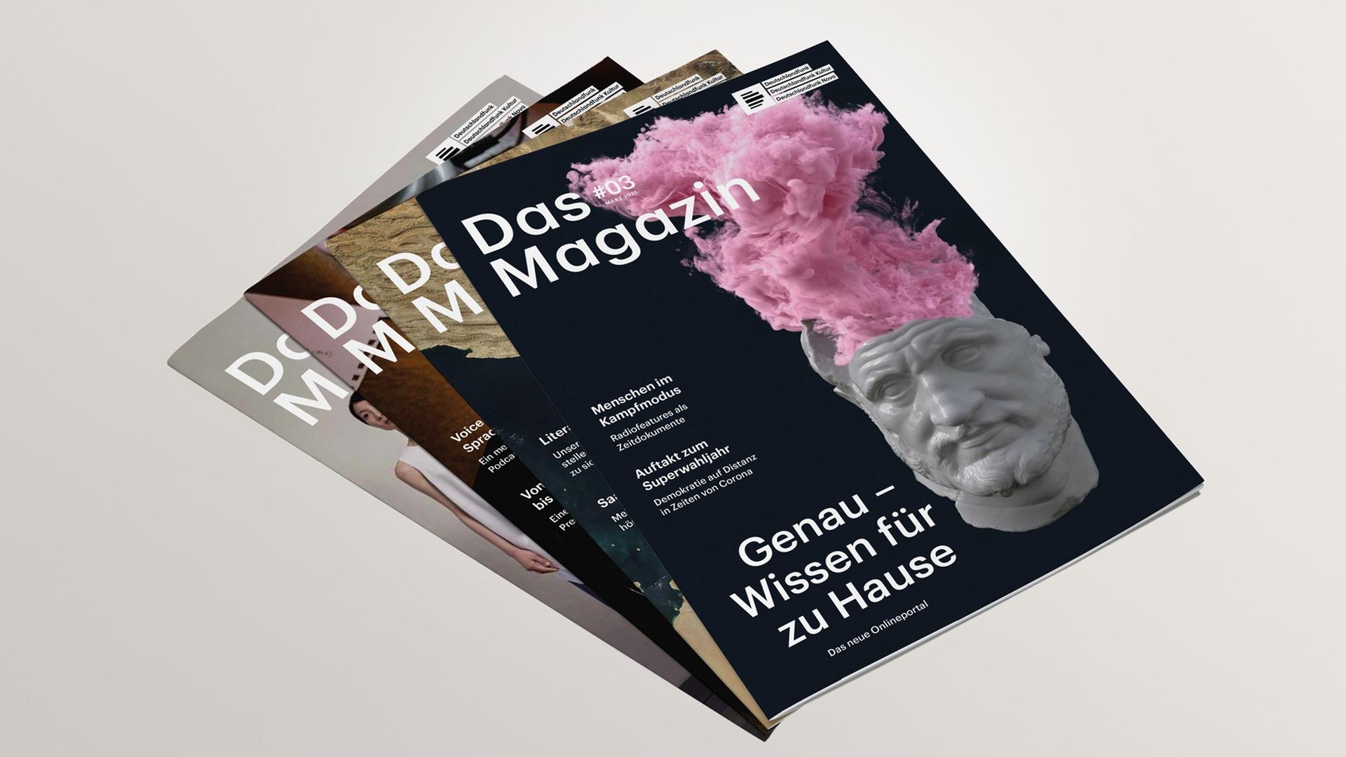 Vier Ausgaben des Deutschlandradio-Magazins liegen gestapelt auf einem weißen Tisch