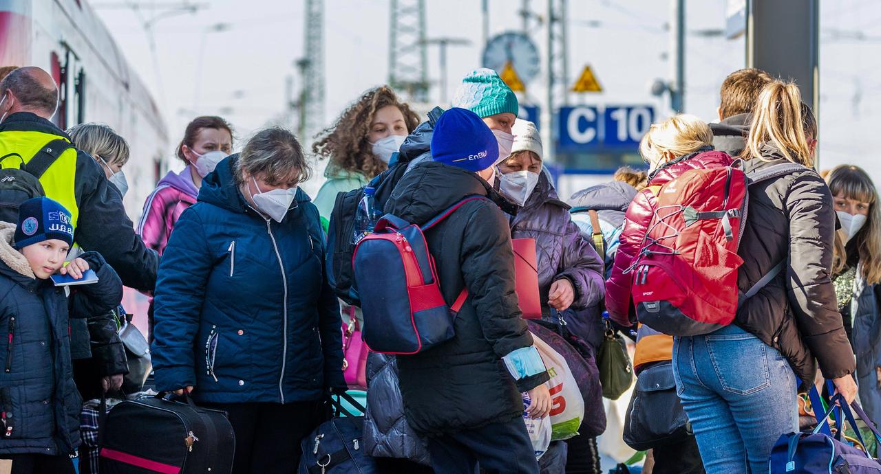 Cottbus (Brandenburg): Flüchtlinge aus der Ukraine steigen aus einem Sonderzug und werden von Helfern im Empfang genommen.