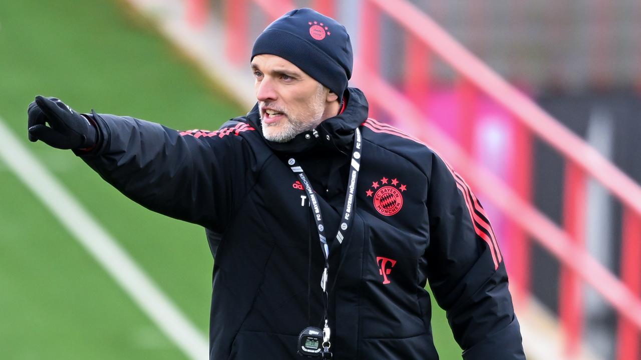 Der neue Bayern-Trainer Thomas Tuchel leitet ein Training. Er trägt Kleidung vom FC Bayern München. Der neue Bayern-Trainer Thomas Tuchel leitet ein Training. Er trägt Kleidung vom FC Bayern München.