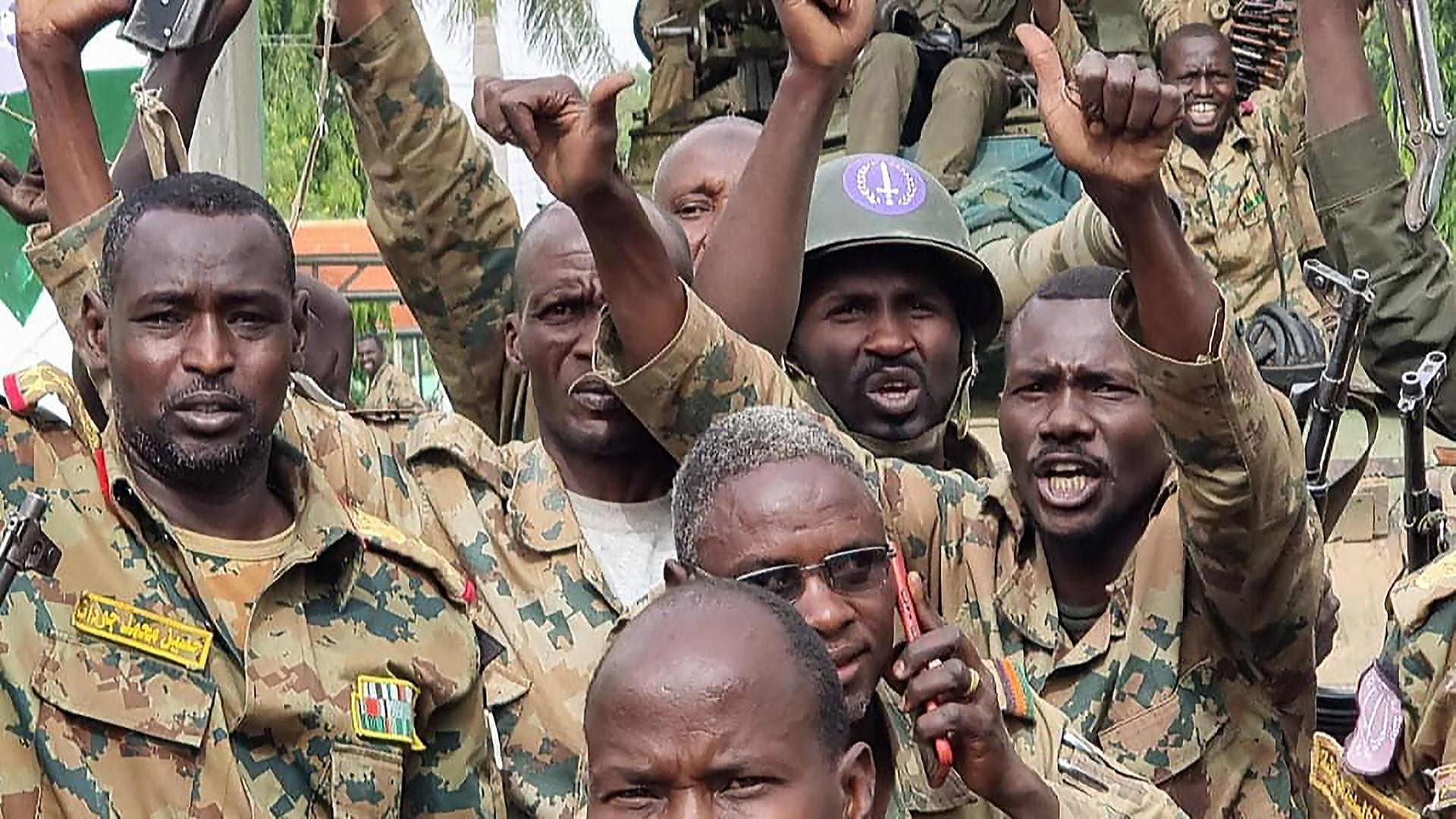 Soldaten der sudanesischen Armee, die loyal gegenüber dem Armeechef Abdel Fattah al-Burhan sind, feiern, nachdem sie am 18. April 2023 in der Stadt Nyala im Sudan einen Militärstützpunkt von den Rapid Support Forces (RSF) zurückerobert haben. Soldaten der sudanesischen Armee, die loyal gegenüber dem Armeechef Abdel Fattah al-Burhan sind, feiern, nachdem sie am 18. April 2023 in der Stadt Nyala im Sudan einen Militärstützpunkt von den Rapid Support Forces (RSF) zurückerobert haben.