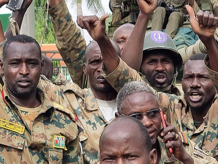 Soldaten der sudanesischen Armee, die loyal gegenüber dem Armeechef Abdel Fattah al-Burhan sind, feiern, nachdem sie am 18. April 2023 in der Stadt Nyala im Sudan einen Militärstützpunkt von den Rapid Support Forces (RSF) zurückerobert haben. 