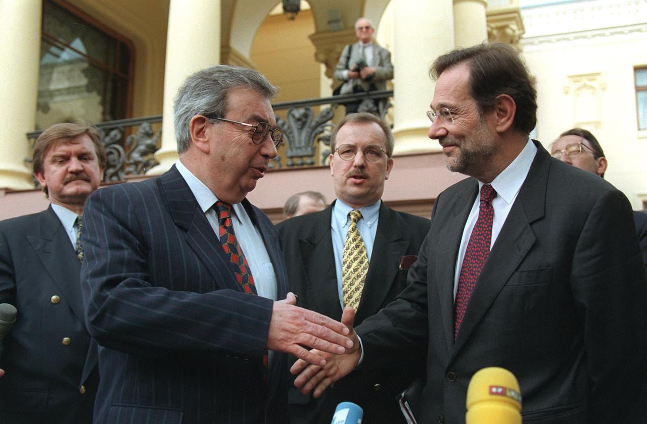 NATO-Generalsekretär Javier Solana (rechts) und der russische Außenminister Jewgeni Primakow reichen sich nach Abschluss der Verhandlungsrunde über die NATO-Russland-Grundakte am 14.5.1997 in Moskau die Hände