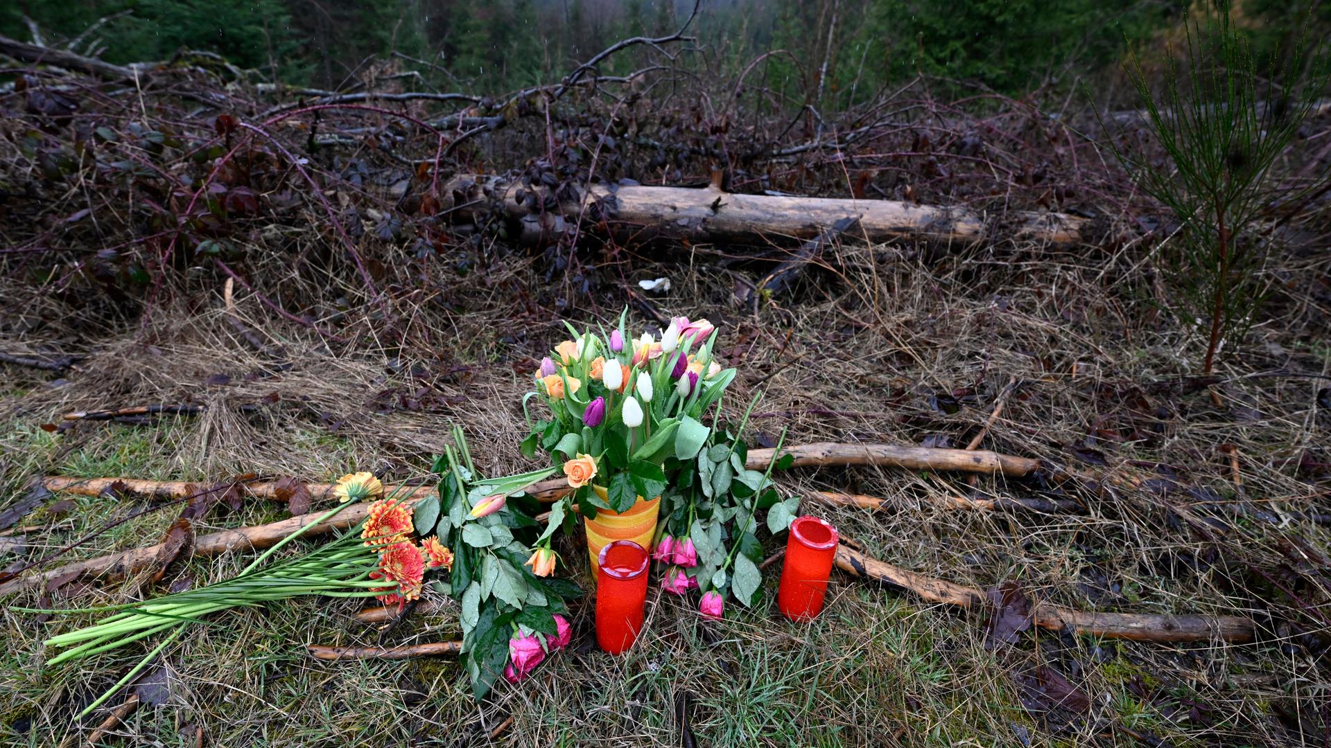 Blumen und Kerzen wurden am Fundort des getöteten Mädchens Luise aus Freudenberg bei Siegen niedergelegt. Blumen und Kerzen wurden am Fundort des getöteten Mädchens Luise aus Freudenberg bei Siegen niedergelegt.