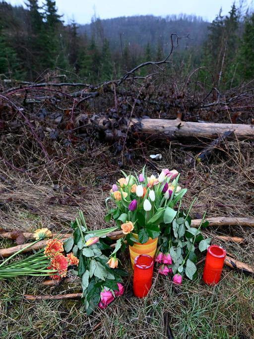 Blumen und Kerzen wurden am Fundort des getöteten Mädchens Luise aus Freudenberg bei Siegen niedergelegt. 