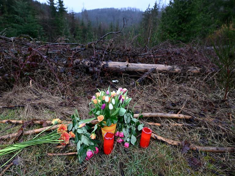 Blumen und Kerzen wurden am Fundort des getöteten Mädchens Luise aus Freudenberg bei Siegen niedergelegt. 