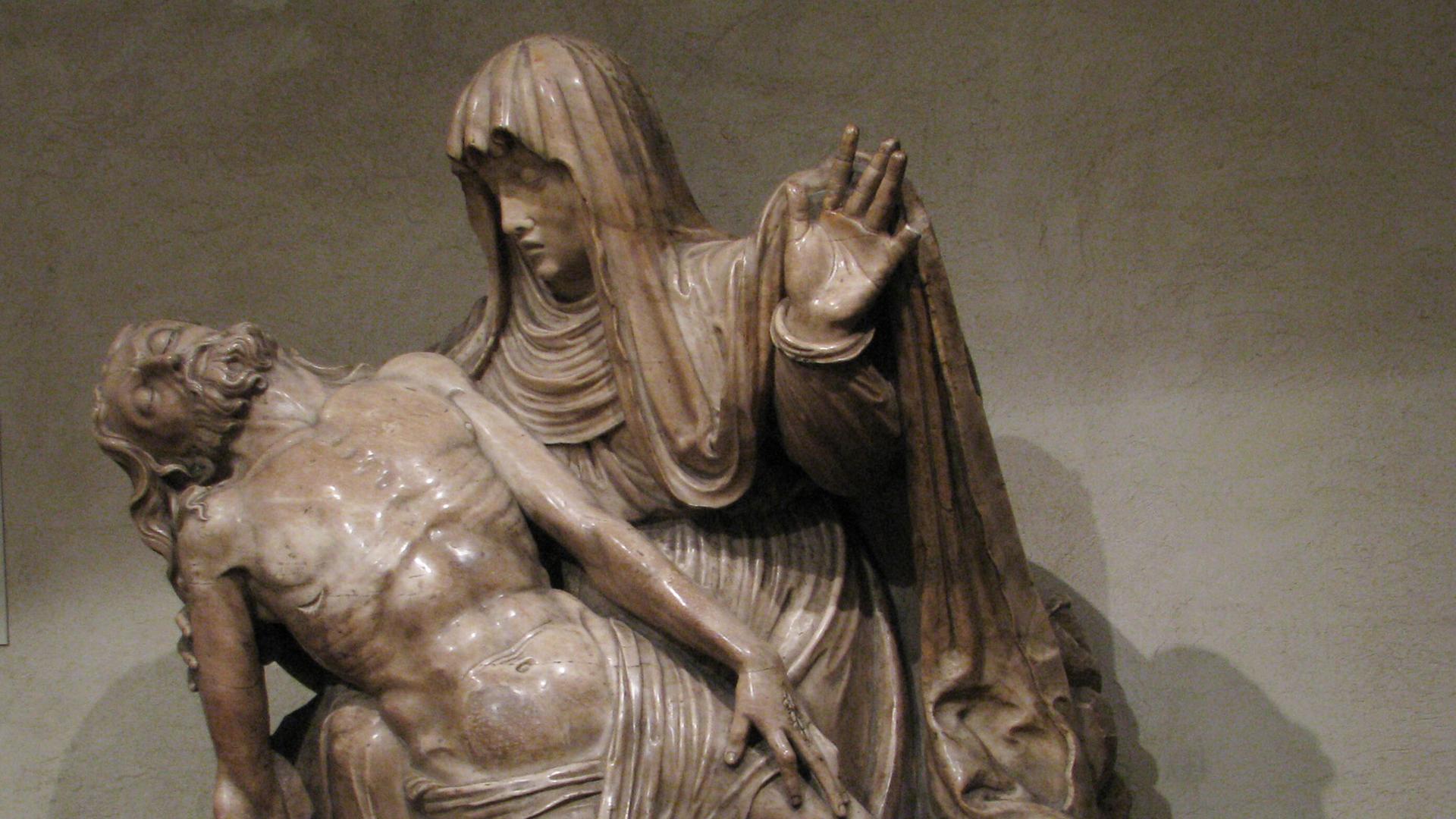 Auf dem Bild ist eine Pietà aus dem 16. Jahrhundert zu sehen, die Maria als Mater Dolorosa zeigt.