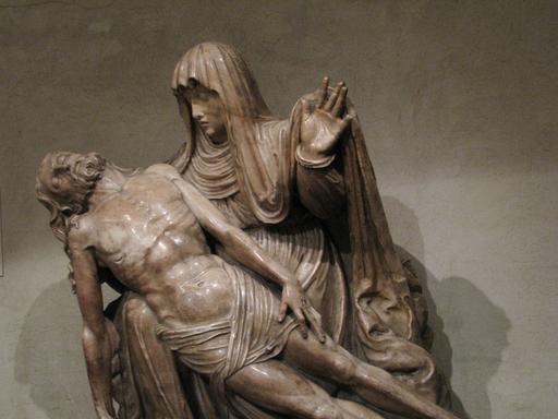 Auf dem Bild ist eine Pietà aus dem 16. Jahrhundert zu sehen, die Maria als Mater Dolorosa zeigt.