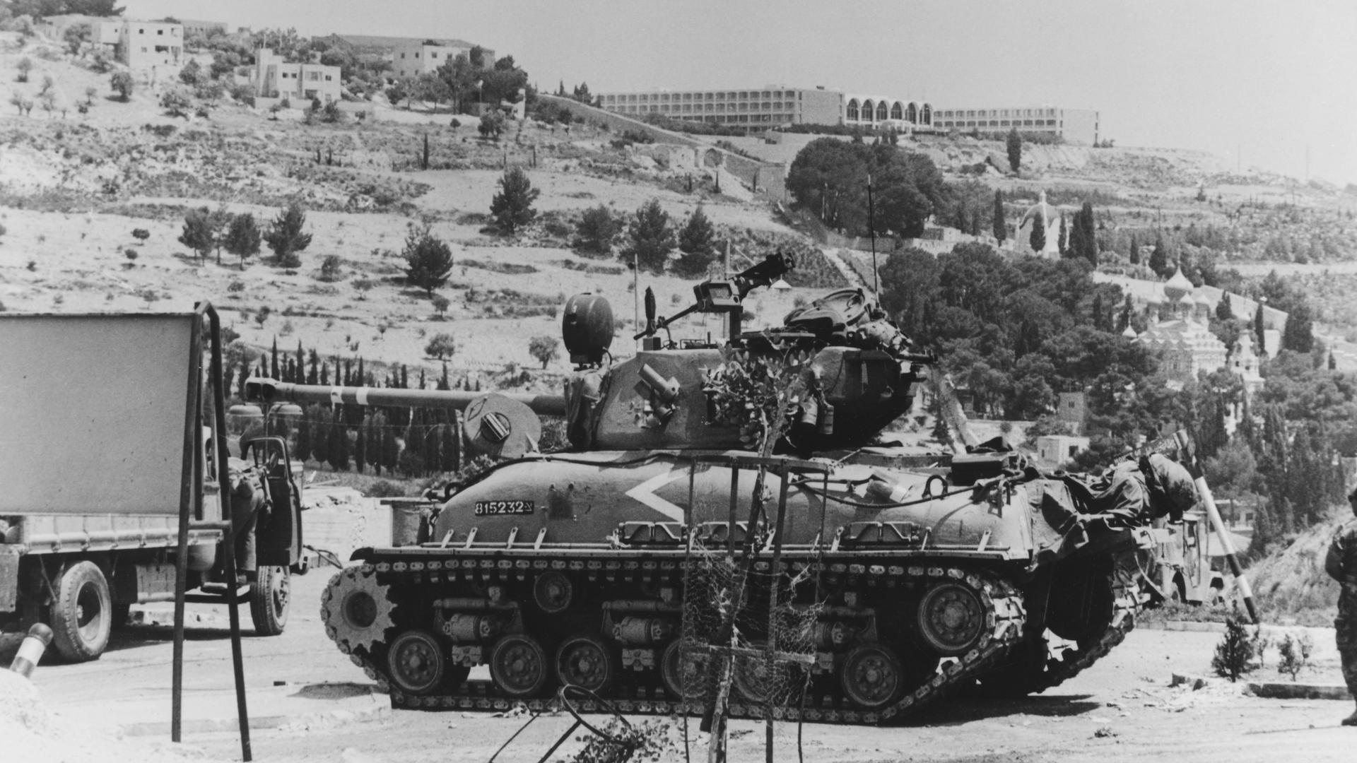 Ein Panzer steht auf dem Skopusberg in Jerusalem, im Hintergrund ist die Hebräische Universität zu sehen. Ein Panzer steht auf dem Skopusberg in Jerusalem, im Hintergrund ist die Hebräische Universität zu sehen.