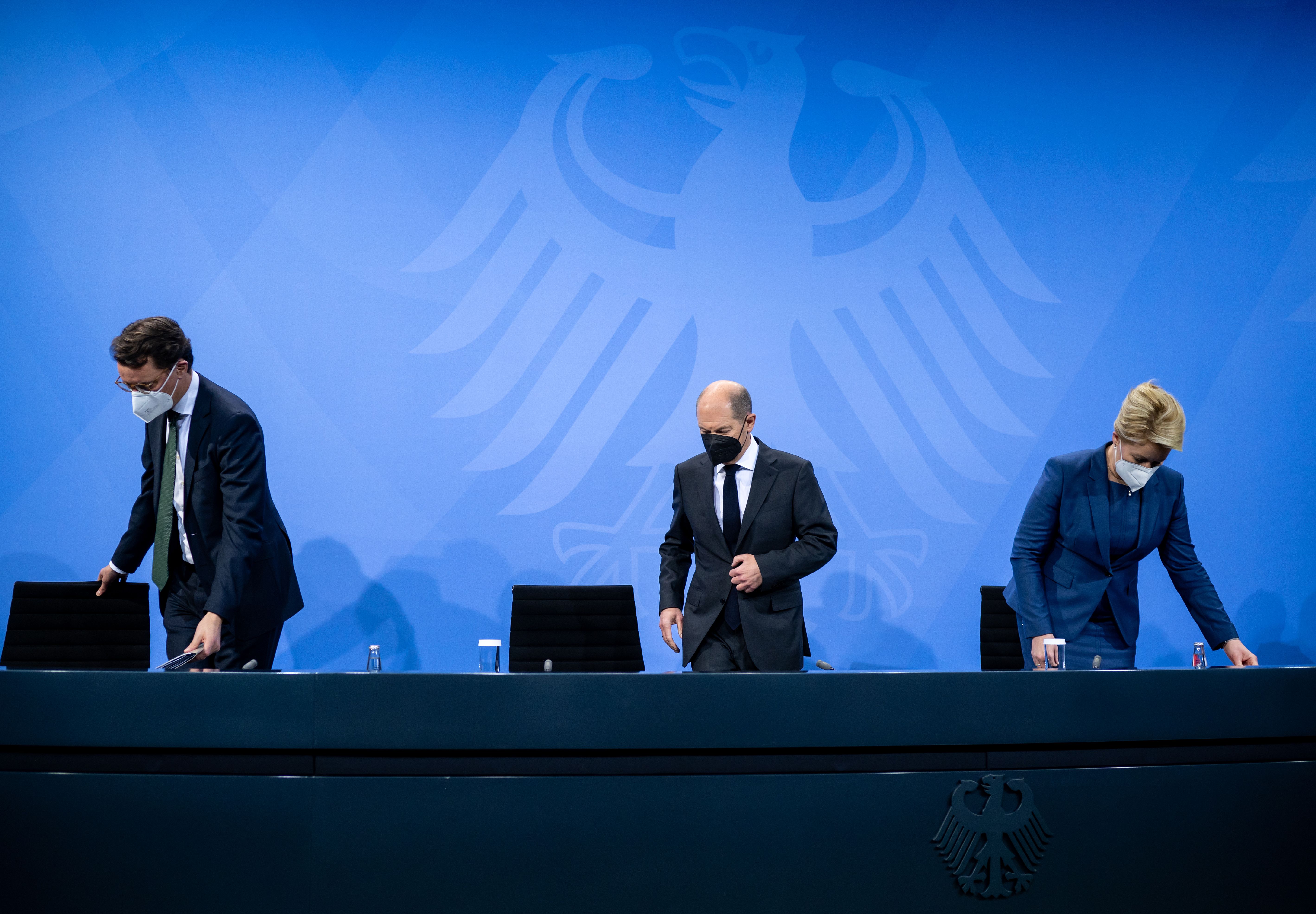 Bundeskanzler Olaf Scholz kommt zusammen mit Hendrik Wüst und Franziska Giffey zu einer Pressekonferenz nach den Beratungen zur Corona-Pandemie zwischen der Bundesregierung und der Ministerpräsidentenkonferenz der Länder im Bundeskanzleramt.