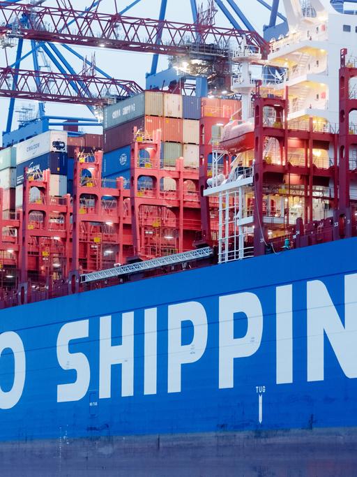 Das chinesische Container-Frachtschiff COSCO Shipping Leo liegt am Conatinerterminal Steinwerder der Hamburger Hafen und Logistik AG (HHLA). Die China Ocean Shipping Company (COSCO) ist ein volkseigener Betrieb der Volksrepublik China.