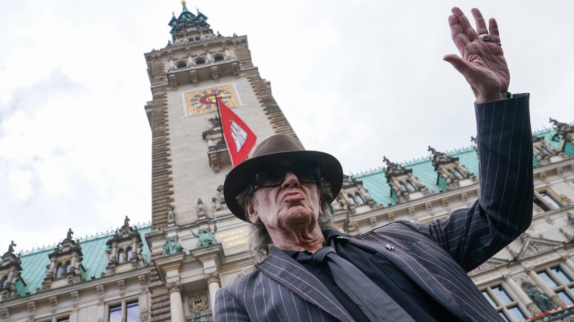 Rocksänger Udo Lindenberg steht vor dem Hamburger Rathaus. Rocksänger Udo Lindenberg steht vor dem Hamburger Rathaus.