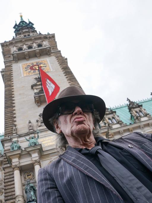 Rocksänger Udo Lindenberg steht vor dem Hamburger Rathaus.