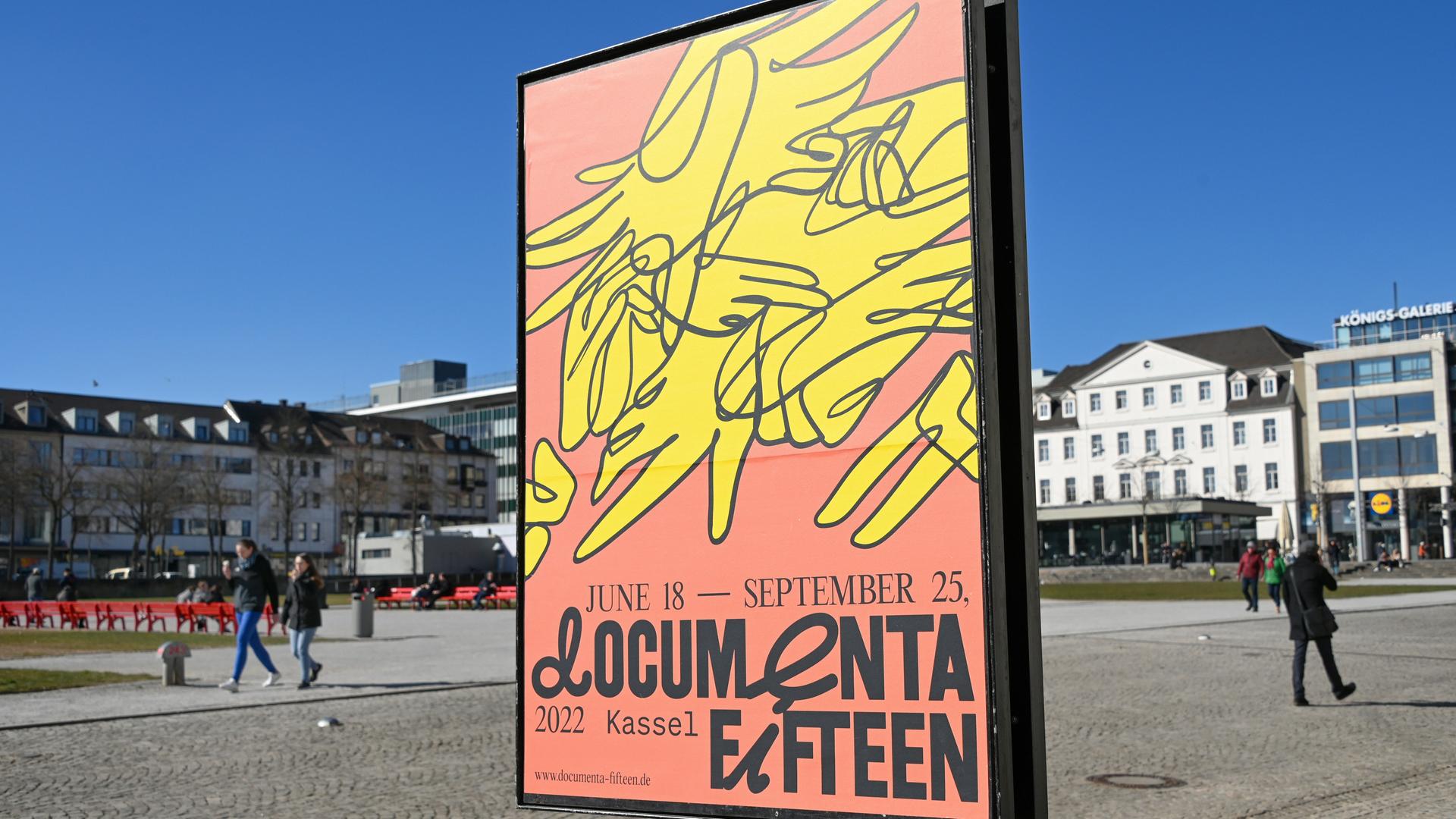 Ein Plakat in der Kasseler Innenstadt macht Werbung für die Documenta 15.