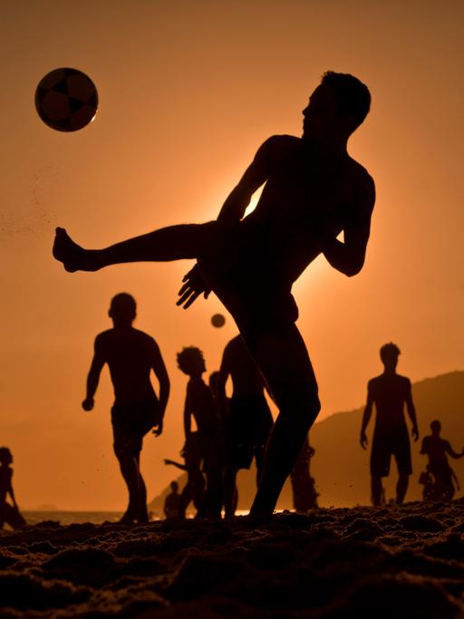 Junge Leute spielen am Strand von Rio Fußballl