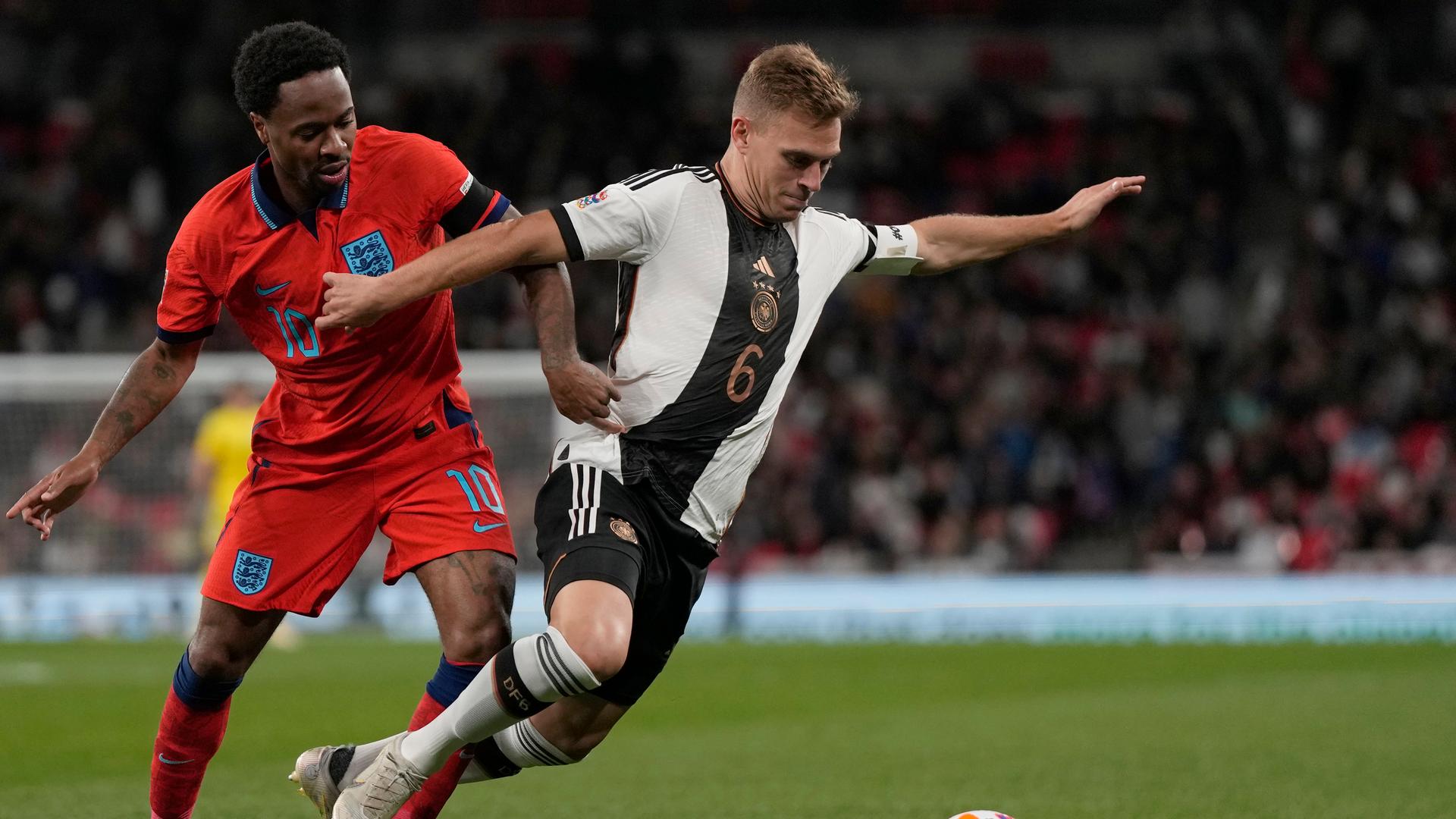 Der deutsche Spieler Joshua Kimmich und Englands Raheem Sterling kämpfen um den Ball Der deutsche Spieler Joshua Kimmich und Englands Raheem Sterling kämpfen um den Ball