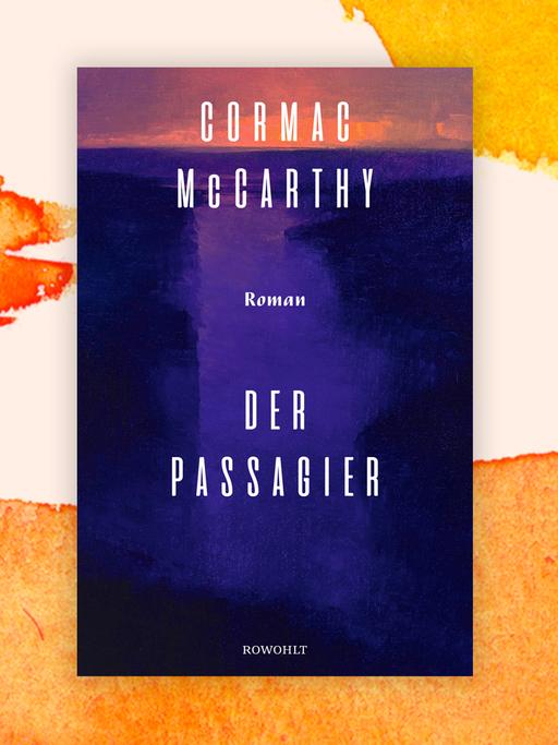 Das Buchcover von Cormac McCarthys Roman "Der Passagier" vor einem orange aquarellierten Hintergrund.