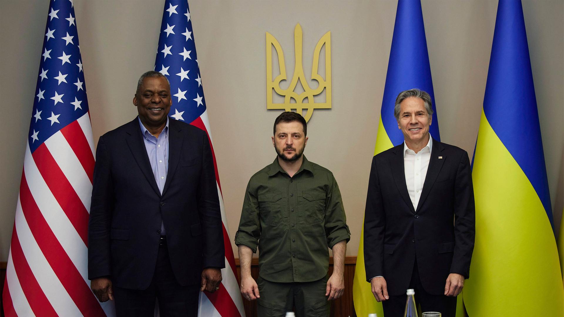 Mehr als Symbolik: US-Außenminister Antony Blinken und Verteidigungsminister Lloyd Austin mit dem ukrainischen Präsidenten Wolodymyr Selenskyj Mehr als Symbolik: US-Außenminister Antony Blinken und Verteidigungsminister Lloyd Austin mit dem ukrainischen Präsidenten Wolodymyr Selenskyj